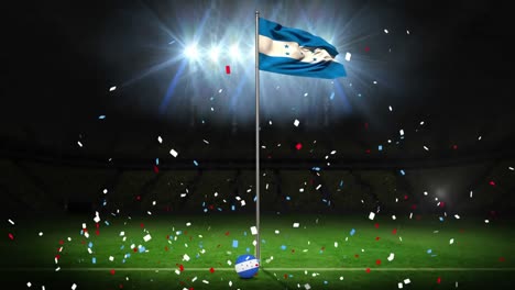 Animación-De-Confeti,-Bandera-De-Honduras-En-Balón-De-Fútbol,-Bandera-Ondeando-De-Honduras-Sobre-Luces-En-El-Estadio