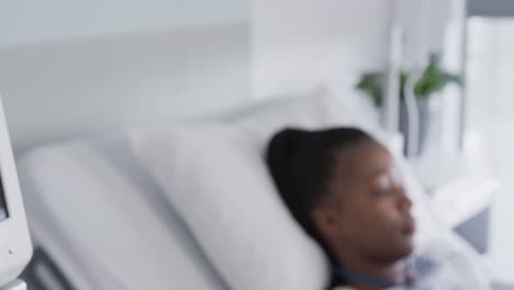 Paciente-Afroamericana-Usando-Tableta-Acostada-En-La-Cama-En-La-Habitación-Del-Hospital,-Cámara-Lenta