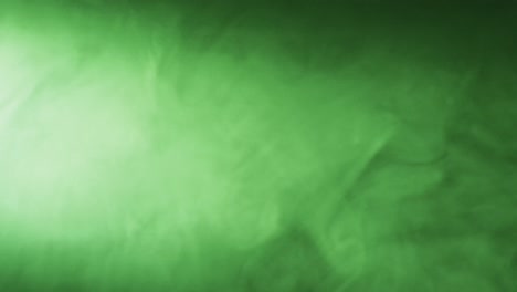 Video-Von-Grünen-Rauchwolken,-Die-Sich-Mit-Kopierraum-Auf-Schwarzem-Hintergrund-Bewegen