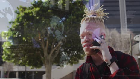 Un-Feliz-Albino-Afroamericano-Con-Rastas-Está-Hablando-En-Un-Teléfono-Inteligente-En-Un-Parque
