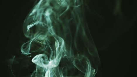 Video-Von-Grünen-Rauchwolken,-Die-Sich-Mit-Kopierraum-Auf-Schwarzem-Hintergrund-Bewegen