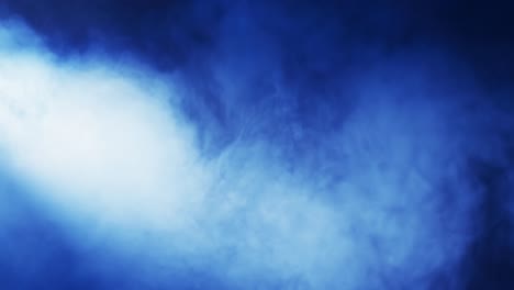 Video-Von-Blauen-Rauchwolken,-Die-Sich-Mit-Kopierraum-Auf-Schwarzem-Hintergrund-Bewegen