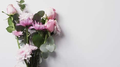 Video-Eines-Straußes-Mehrfarbiger-Blumen-Und-Kopierraum-Auf-Weißem-Hintergrund