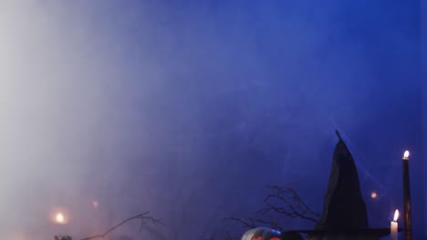 Video-Von-Geschnitzten-Halloween-Kürbissen,-Kerzen-Und-Rauch-Mit-Kopierraum-Auf-Violettem-Hintergrund