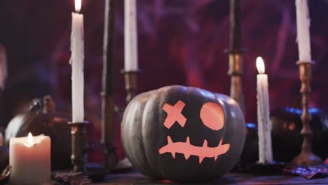 Video-Von-Geschnitztem-Halloween-Kürbis,-Kerzen-Und-Rauch-Mit-Kopierraum-Auf-Violettem-Hintergrund