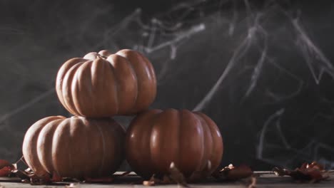 Video-Von-Halloween-Kürbissen-Mit-Spinnennetz-Und-Kopierraum-Auf-Braunem-Hintergrund