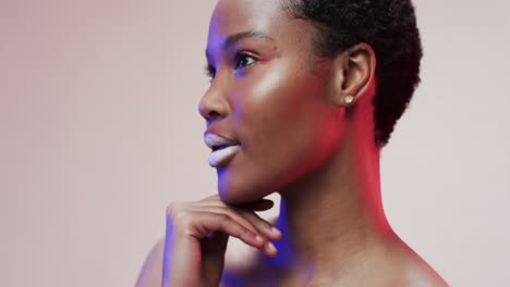 Afroamerikanische-Frau-Mit-Kurzen-Dunklen-Haaren-In-Blauem-Und-Rosa-Licht-Mit-Kopierraum,-Zeitlupe