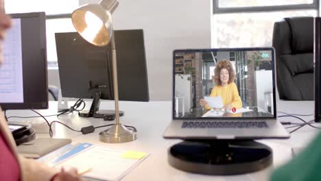 Laptop-Mit-Videoanruf-Mit-Afroamerikanischer-Geschäftsfrau-Auf-Dem-Bildschirm