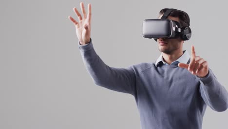 Video-Eines-Gemischtrassigen-Geschäftsmannes,-Der-Ein-VR-Headset-Verwendet,-Mit-Platz-Für-Kopien