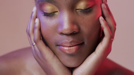Afroamerikanische-Frau-Mit-Kurzen-Dunklen-Haaren-In-Blauem-Und-Rosa-Licht,-Zeitlupe