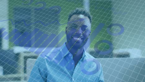 Animation-Der-Statistischen-Datenverarbeitung-Vor-Dem-Porträt-Eines-Afroamerikanischen-Mannes,-Der-Im-Büro-Lächelt