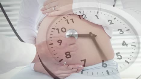 Sich-Schnell-Bewegende-Uhr-über-Einer-Kaukasischen-Ärztin,-Die-Ein-Stethoskop-Auf-Dem-Schwangeren-Bauch-Einer-Patientin-Verwendet