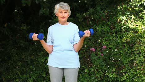 Alte-Frau-Trainiert-Ihre-Muskeln-Mit-Hanteln