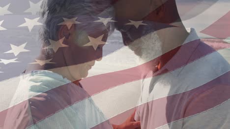 Animation-Der-Flagge-Der-USA-über-Einem-Glücklichen,-Verliebten-Seniorenpaar,-Das-Sich-Am-Strand-Umarmt