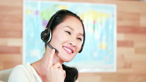 Gelegenheitsgeschäftsfrau,-Die-Mit-Headset-Spricht