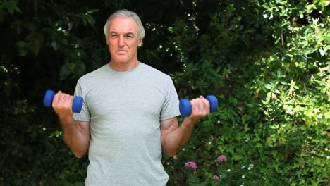 Alter-Mann-Trainiert-Ihre-Muskeln-Mit-Hanteln