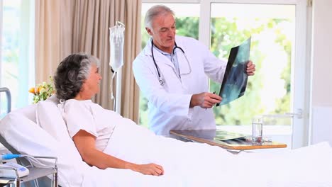 Doctor-Mostrando-Una-Radiografía-A-Un-Paciente