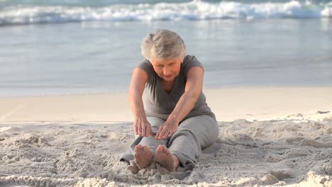 Elderly-woman-doing-flexibility-exercice