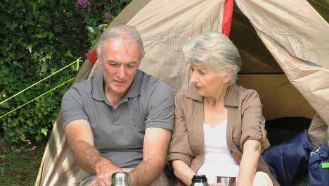 Senioren-Unterhalten-Sich-Vor-Einem-Zelt