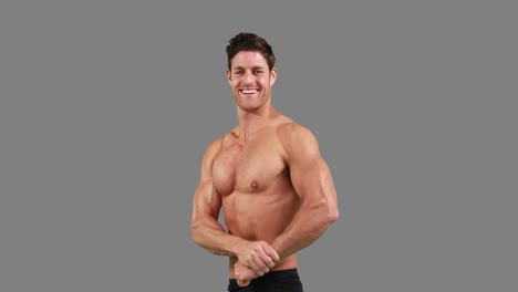Muskulöser-Mann,-Der-Seine-Muskeln-Spielen-Lässt