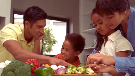 Lächelnde-Hispanische-Familie-Kocht-Zusammen
