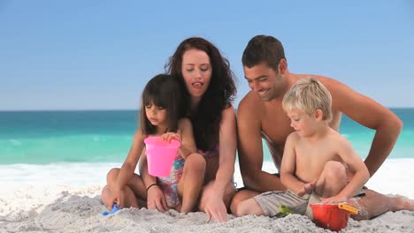 Eltern-Spielen-Mit-Ihren-Kindern-Im-Sand