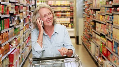 Senior-woman-talking-on-phone-in-the-supermarket