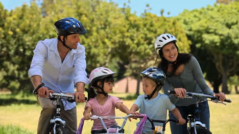 Süße-Familie,-Die-Zusammen-Fahrrad-Fährt