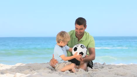 Mann-Und-Sein-Sohn-Spielen-Mit-Einem-Fußball