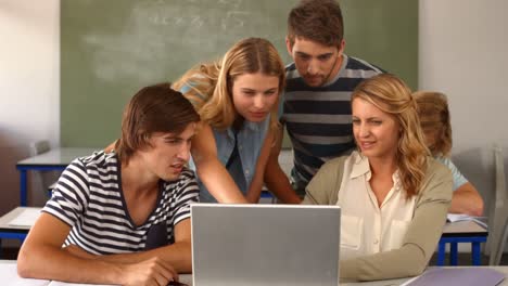 Gruppe-Von-Schülern,-Die-Im-Klassenzimmer-Einen-Laptop-Benutzen