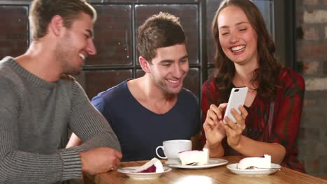 Amigos-Sonrientes-Tomándose-Un-Selfie-Con-Un-Teléfono-Inteligente