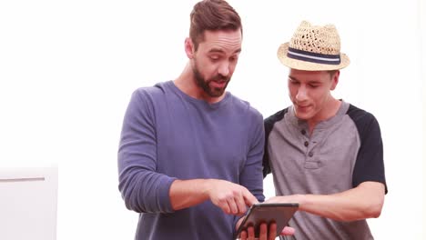 Hombres-Usando-Una-Tableta-Digital