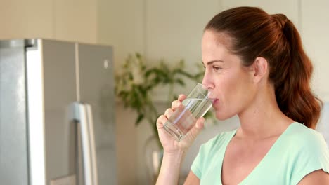 Schwangere-Frau-Mit-Einem-Glas-Wasser