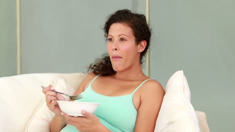 Mujer-Embarazada-Comiendo-Ensalada-En-El-Sofá