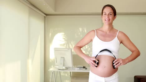 Pregnant-woman-with-headphones-on-bump