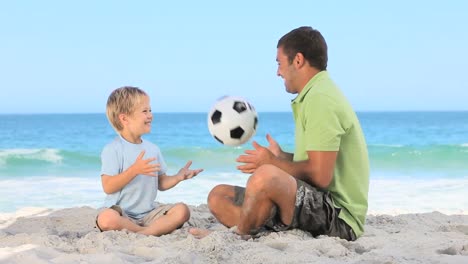 Padre-E-Hijo-Jugando-Con-Una-Pelota-De-Fútbol