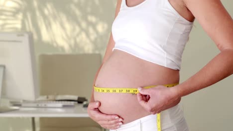 Pregnant-woman-measuring-her-bump