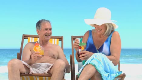 Elderly-couple-toasting-with-cocktails