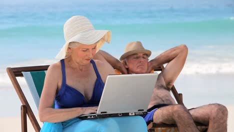 Ältere-Frau,-Die-Am-Laptop-Arbeitet