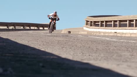 Hombre-Activo-Montando-Bicicleta-De-Tierra