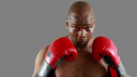 Ernsthafter-Muskulöser-Boxer-Beim-Üben
