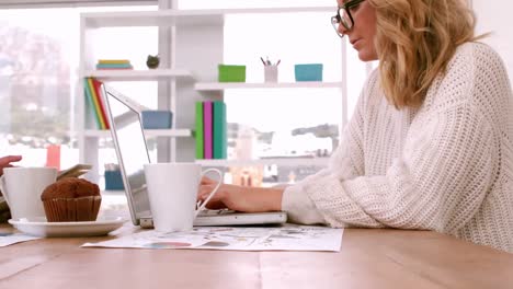 Casual-businesswoman-working-at-her-desk