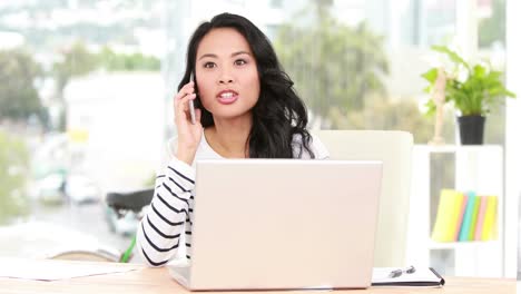 Casual-asian-businesswoman-using-laptop