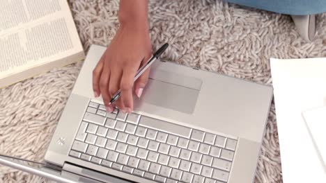 Mujer-Bonita-Usando-Laptop-En-Casa