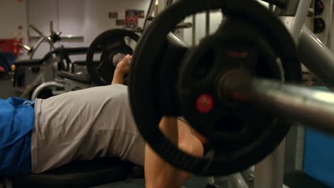 Man-lifting-heavy-barbell-at-gym