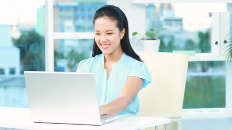 Asian-businesswoman-working-at-desk