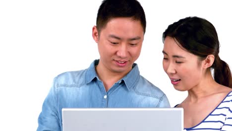Asiatisches-Lächelndes-Paar,-Das-Laptop-Benutzt