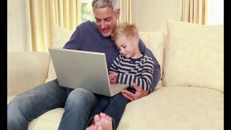Padre-E-Hijo-Usando-Laptop