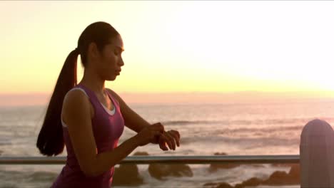 Sporty-focused-woman-start-jogging
