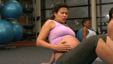 Schwangere-Frauen-Trainieren-Im-Fitnessstudio